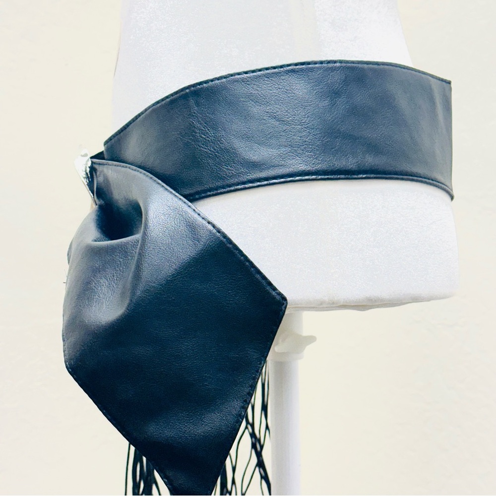 Black leather belt with silver buckle and fringe details - Picture 5 of 5